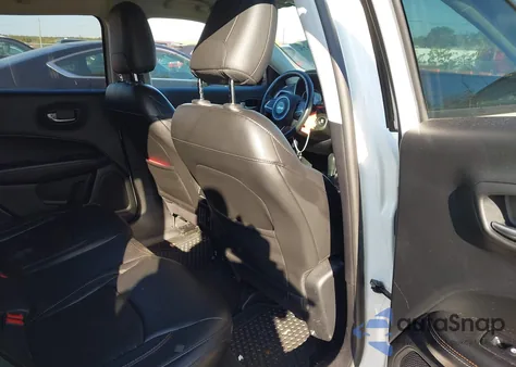 2018 Jeep Compass Latitude 4X4 z USA, uszkodzony, nr VIN 3C4NJDBB3JT483660